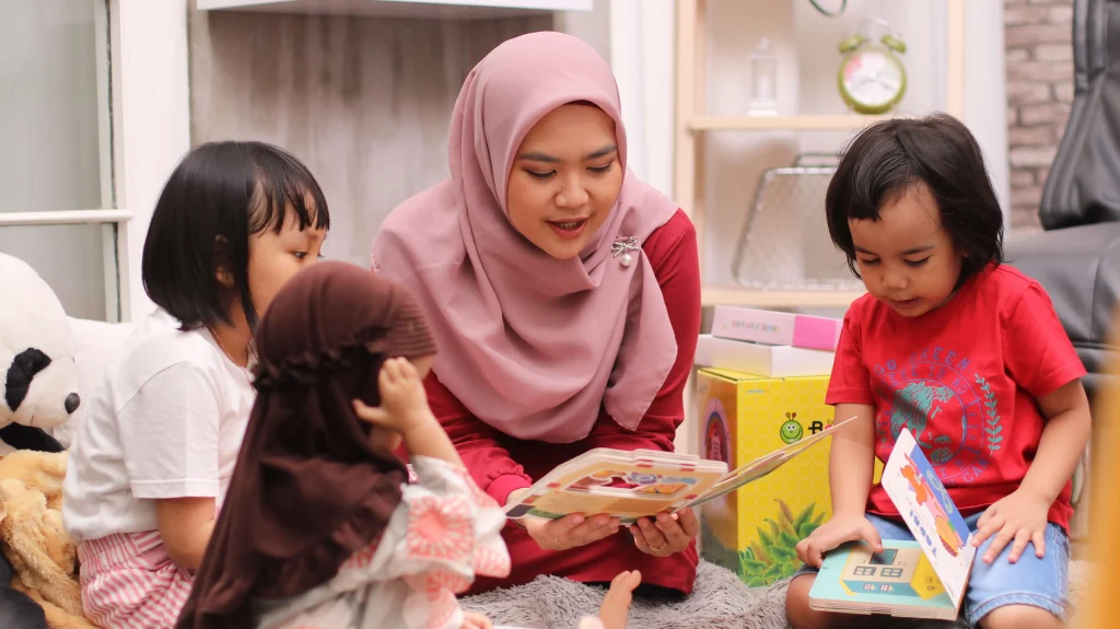 Orang Tua dan Anak Sedang Asik Membaca Buku Anak Interaktif