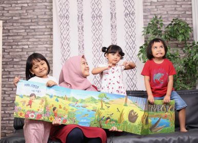 orang tua dan anak bermain Play Fold-Out Book Baby All Baby