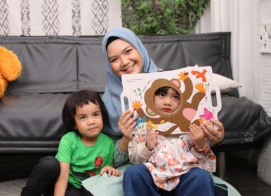 orang tua dan anak sedang bermain hole book baby all baby